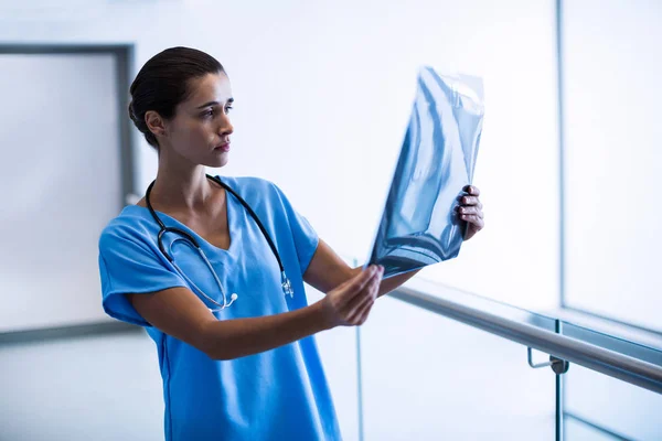 Kvinnliga kirurgen undersöker röntgen — Stockfoto