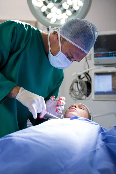 Kirurgen operativa patienten — Stockfoto