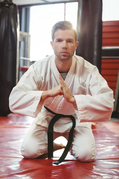 Pemain karate melakukan sikap karate — Stok Foto