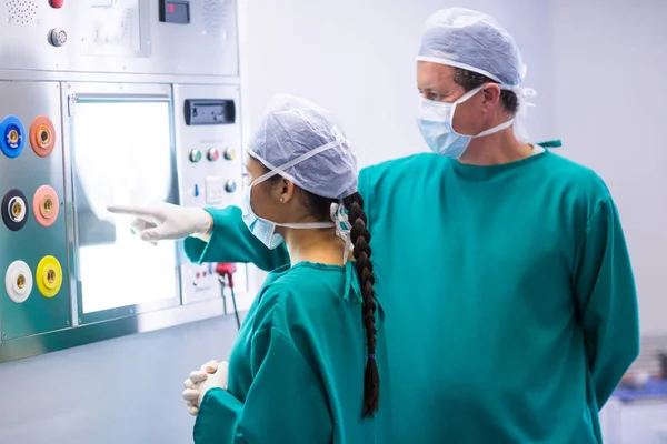 Chirurdzy dyskusji na temat raportu na monitorze chirurgiczne — Zdjęcie stockowe