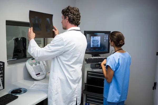 Médicos examinando um raio-x — Fotografia de Stock