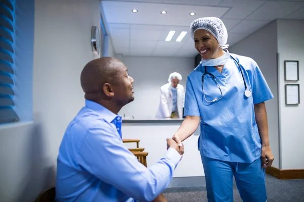 Женщина-врач пожимает руку пациентке — стоковое фото