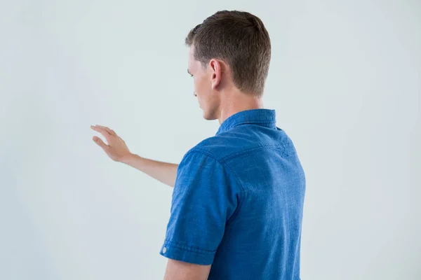 Homem tocando uma tela invisível — Fotografia de Stock