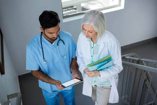 Médicos discutindo sobre tablet — Fotografia de Stock