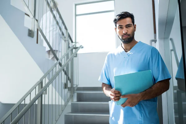 Medico in piedi con file su scala — Foto Stock