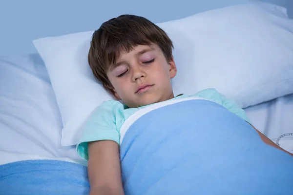 Paciente relaxando na cama na enfermaria — Fotografia de Stock