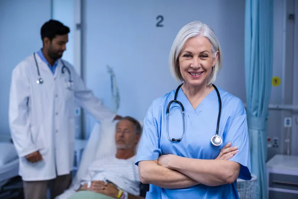 Médico e enfermeiro examinando um paciente — Fotografia de Stock