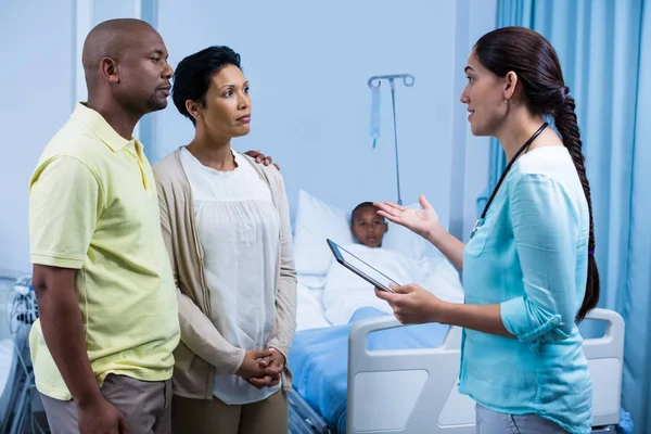 Médico interagindo com os pais do paciente — Fotografia de Stock