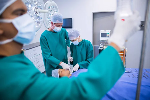 Cirurgiões realizando operação — Fotografia de Stock