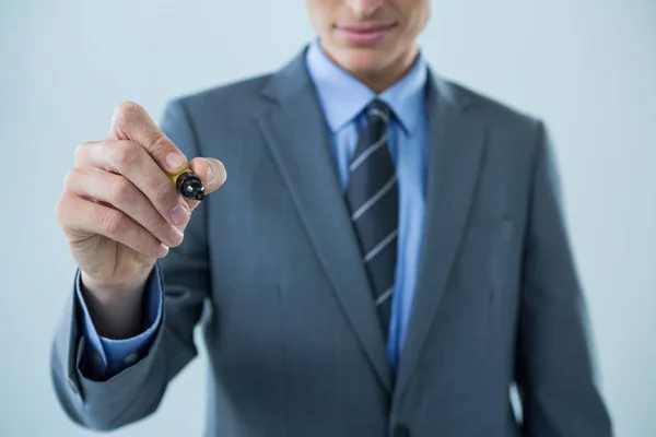 Geschäftsmann schreibt mit Filzstift — Stockfoto