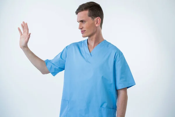 Manliga sjuksköterska att vidröra en osynlig skärm — Stockfoto