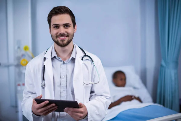 디지털 태블릿 서 웃는 의사의 초상화 — 스톡 사진