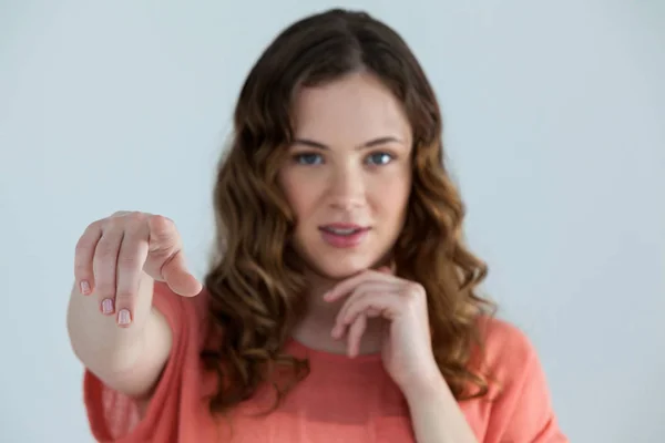 Vrouw voorwenden om een onzichtbare touchscreen — Stockfoto