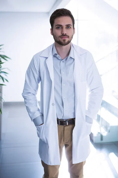 Portret van mannelijke arts permanent in gang — Stockfoto