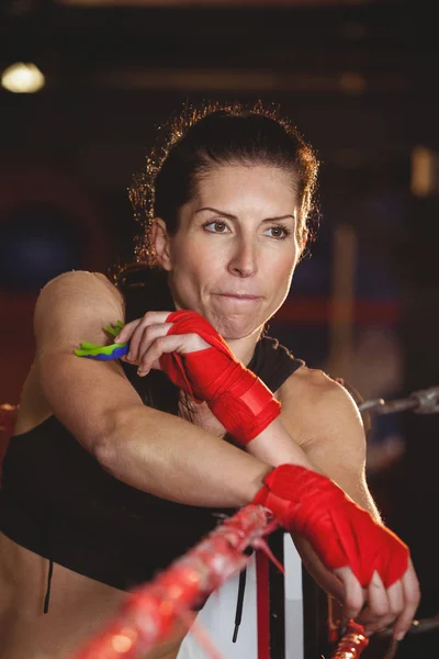 Pensativo boxeador femenino sentado en el ring — Foto de Stock