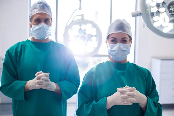 Cirujanos de pie con las manos apretadas —  Fotos de Stock