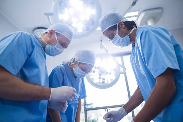 Grupp av kirurger utför åtgärden — Stockfoto