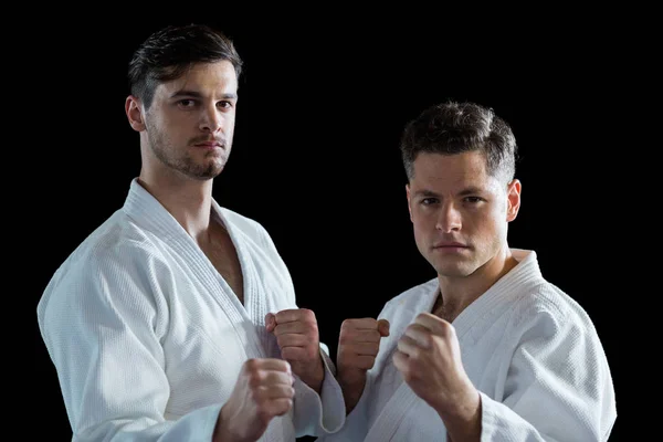 Dos luchadores de karate realizando postura de karate — Foto de Stock