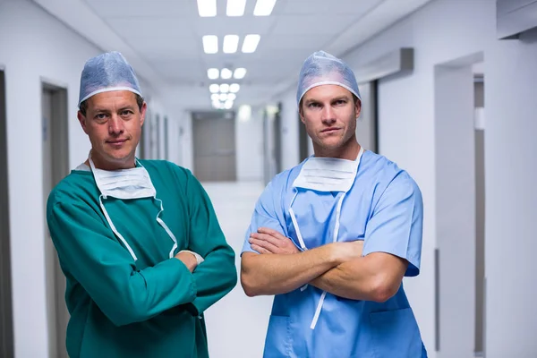 Surgeon and nurse standing in corridor — Stock Photo, Image