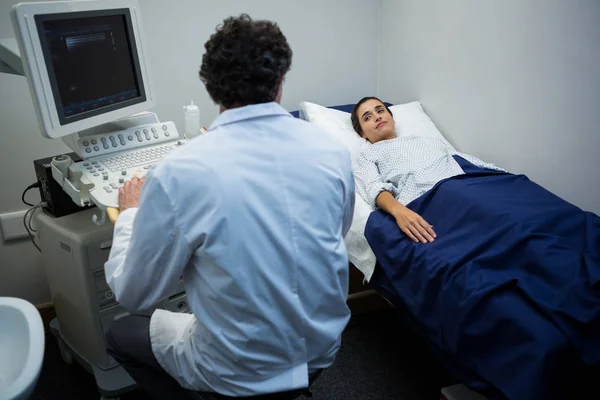 Médico usando máquina de ultrassonografia — Fotografia de Stock