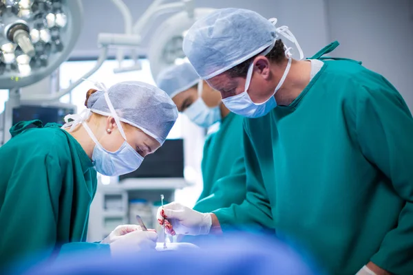 Cirurgiões realizando operação — Fotografia de Stock