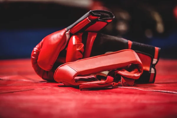 Par de guantes de boxeo rojos —  Fotos de Stock