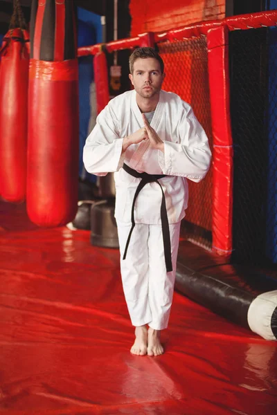 Karate speler presterende karate houding — Stockfoto