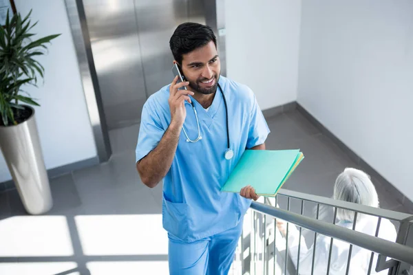 Γιατρό που μιλάει στο τηλέφωνο ενώ στέκεται στην Σκάλα — Φωτογραφία Αρχείου