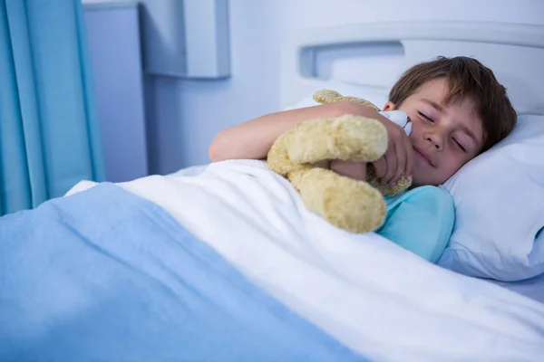 Patient resting in ward — Stock Photo, Image