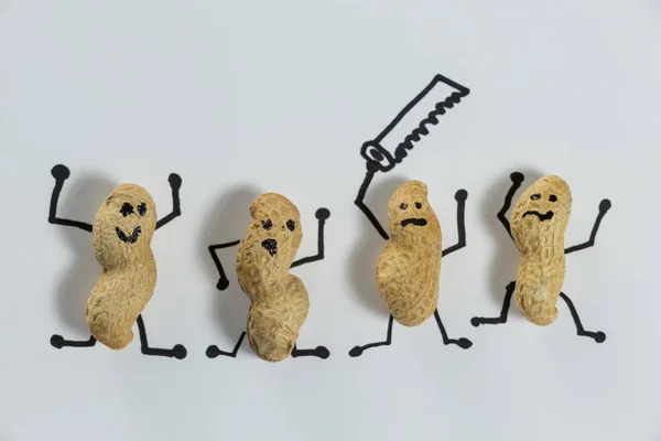 Quatro amendoins figurine se divertindo com serra — Fotografia de Stock