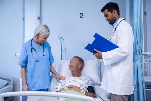 Médico y enfermera examinando a un paciente —  Fotos de Stock