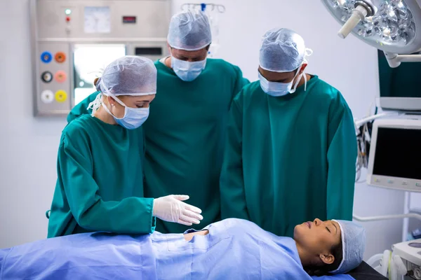 Хірурги виконання операції — стокове фото