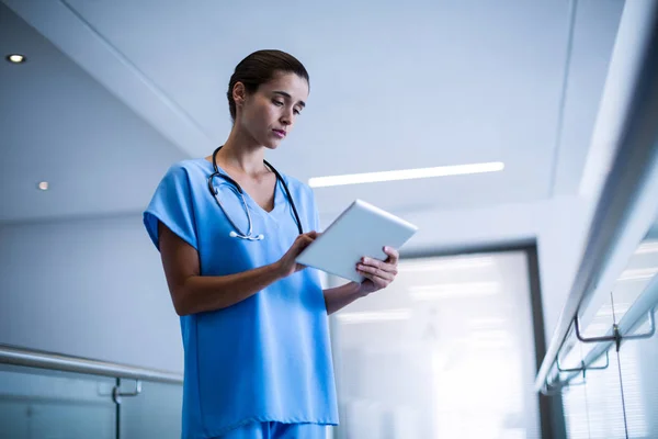 Female surgeon using digital tablet — Stock Photo, Image