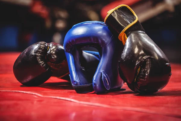 Chapéus e luvas de boxe no ringue de boxe — Fotografia de Stock