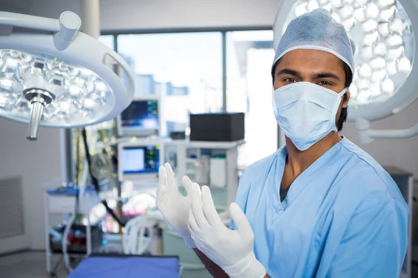 Erkek cerrah operasyon tiyatroda ayakta — Stok fotoğraf