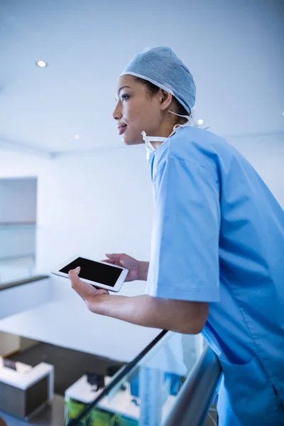 Vrouwelijke chirurg met behulp van digitale tablet — Stockfoto