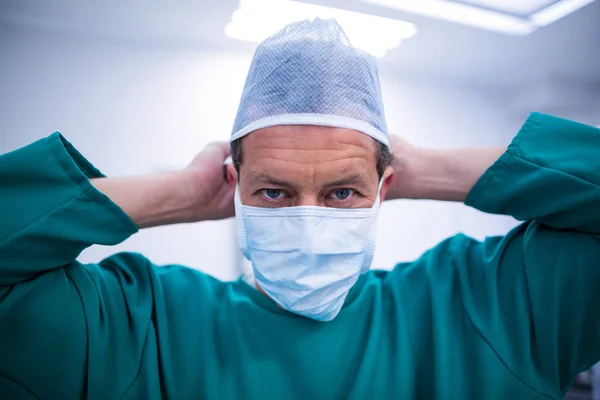 Chirurgo che indossa maschera chirurgica — Foto Stock