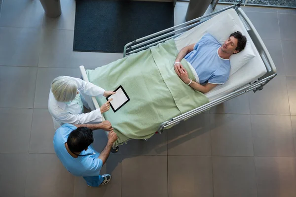 Lékaři diskutovat přes tablet — Stock fotografie