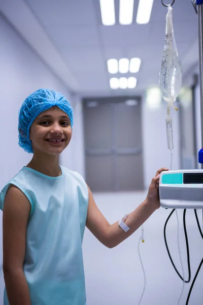 Усміхнена дівчина з IV крапельницею стоячи — стокове фото