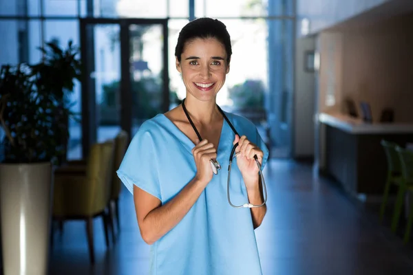 Kvinnliga kirurgen stående på sjukhus — Stockfoto