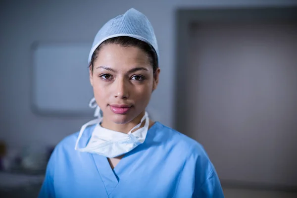Kvinnliga kirurgen stående i operationssalen — Stockfoto