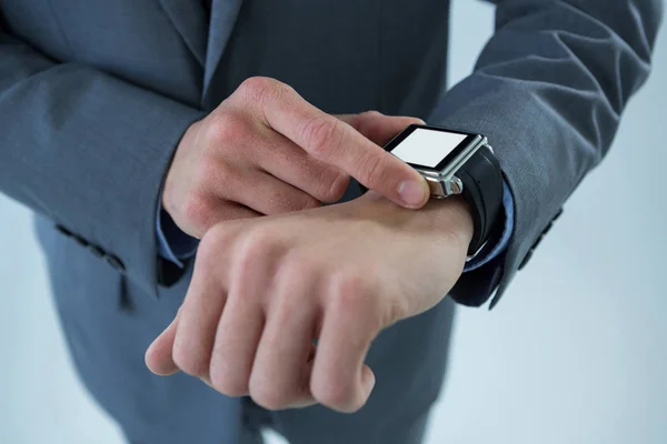 ビジネスマンの彼のスマートな腕時計をチェック — ストック写真