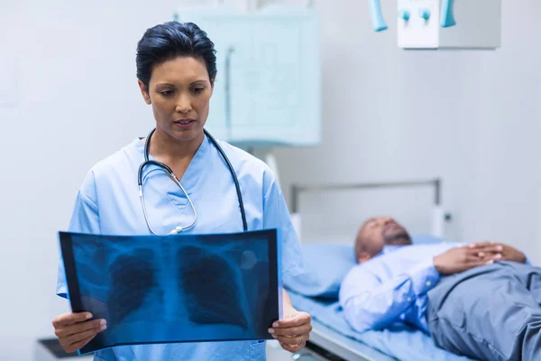 Vrouwelijke arts behandeling van x-ray — Stockfoto