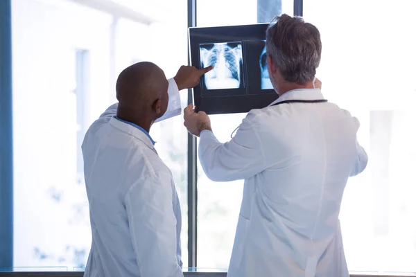 Läkare med diskussion om röntgen rapport — Stockfoto