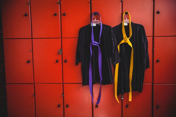 Δύο στολές καράτε που κρέμεται από τον ντουλάπι — Φωτογραφία Αρχείου