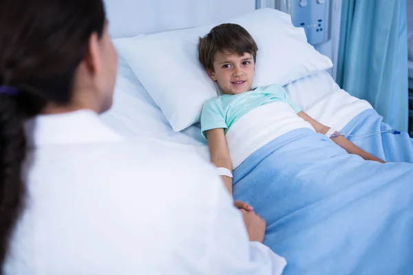 Doctor consoling patient during visit in ward — Stock Photo, Image