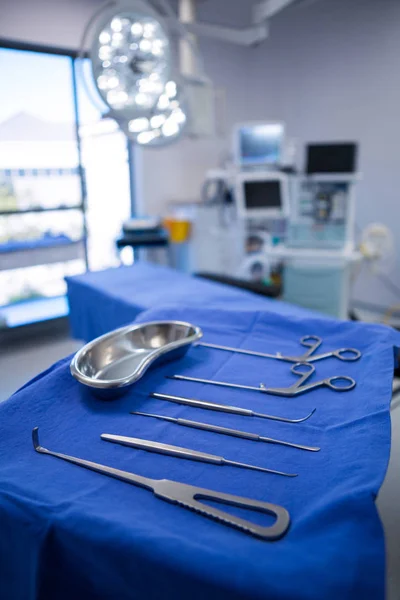 Çeşitli cerrahi alet bir masada tutulması — Stok fotoğraf