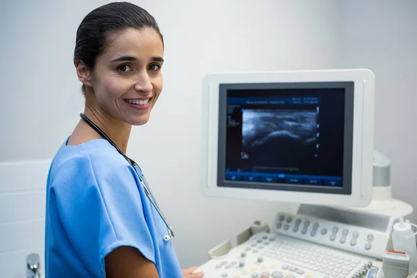 Médico usando máquina de ultrassonografia no hospital — Fotografia de Stock