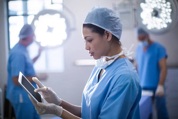 Cirujano femenino usando tablet digital — Foto de Stock
