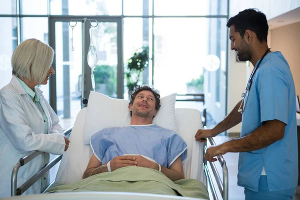 Doctor interacting with patient — Stock Photo, Image